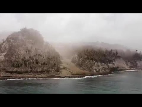 Vulcano La Soufrière, il volo del drone sopra la zona rossa