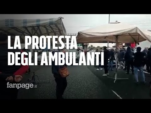 Roma, la protesta degli ambulanti contro la Raggi: “Vogliamo solo lavorare”