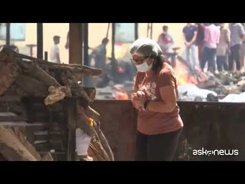 Covid, in India scarseggia la legna per bruciare corpi in strada