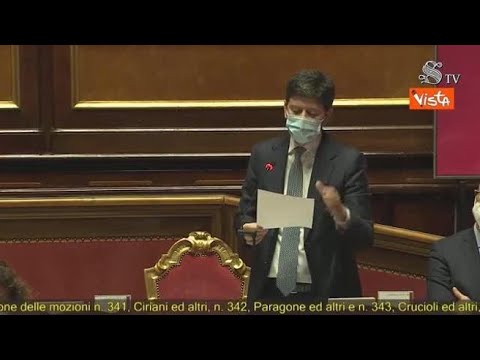 Centrosinistra in piedi dopo l’intervento di Speranza in Senato, applausi anche da centrodestra