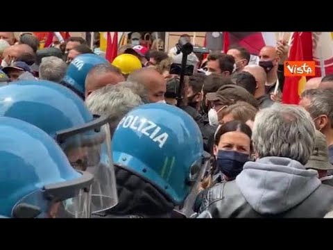 Protesta dei lavoratori Alitalia a Roma, tensione tra la polizia e i manifestanti