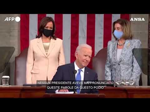 Lo storico ringraziamento di Biden a Harris e Pelosi con “baci volanti”