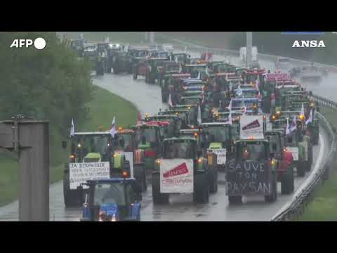 Francia, gli agricoltori invadono l’autostrada per protestare contro la nuova politica agricola