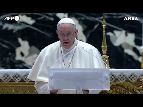 Papa Francesco, a San Pietro la messa di Pasqua: “Sono vicino ai giovani di tutto il mondo”