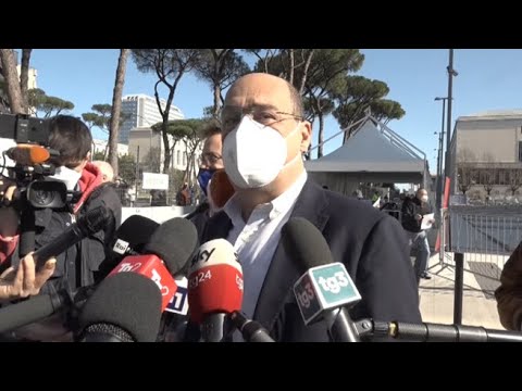 Zingaretti: «La vaccinazione è lo strumento più potente per sconfiggere virus»