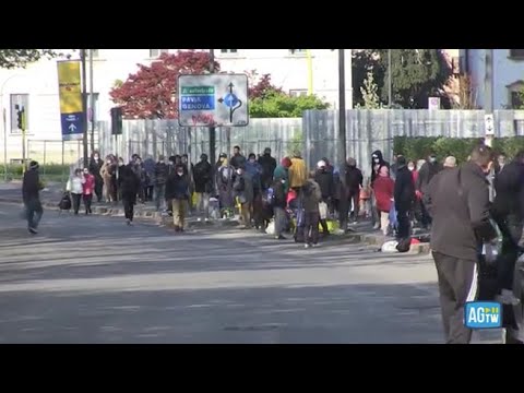 Lunga fila anche a Pasquetta al ‘Pane Quotidiano’: «Aumenta chi chiede aiuto, ma il vero…