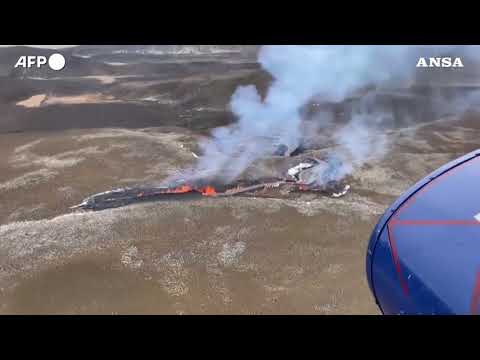 Islanda, nuova eruzione a un chilometro di distanza dal cratere del vulcano