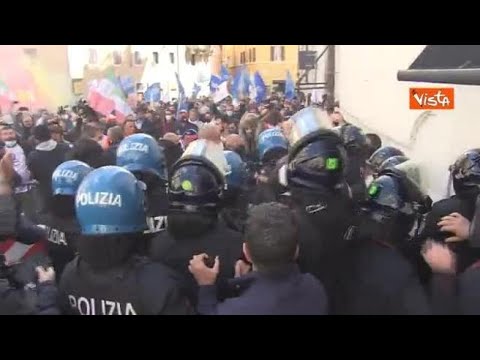 Tensione a Piazza Montecitorio, la polizia carica i manifestanti