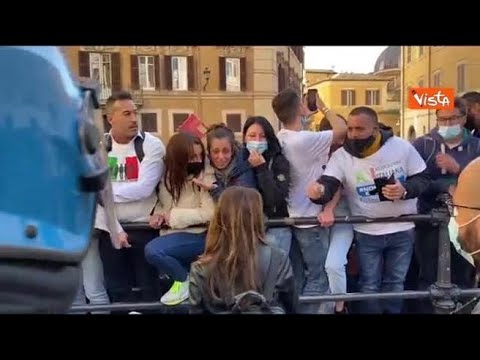 «Non lavoriamo da un anno, così si muore», la disperazione di un manifestante a Montecitorio