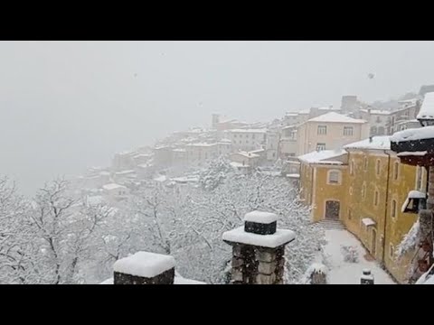 Maltempo, la neve ricopre Barrea nel Parco Nazionale d’Abruzzo