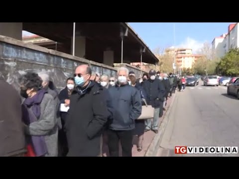 Rabbia a Nuoro, centinaia di anziani in coda al freddo per fare il vaccino