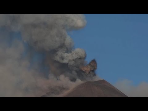 L’Etna erutta ancora: nube alta oltre 9km, chiusi gli spazi aerei attorno al vulcano