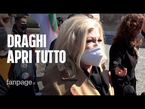 Covid, Sandra Milo in lacrime nella piazza dei lavoratori autonomi: “Draghi apri tutto!”