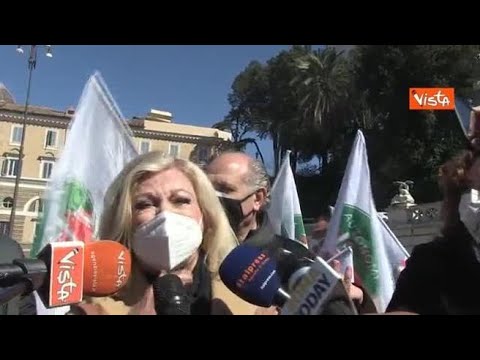 Roma, Sandra Milo al sit-in delle partite Iva: «La gente è disperata. Non ci dormo la notte»