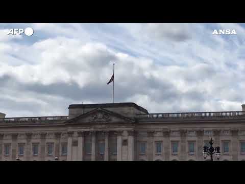 Morte Filippo, Union Jack a mezz’asta in segno di lutto sopra Buckingham Palace