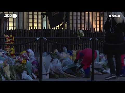 Londra, Buckingham Palace: in molti depongono fiori in memoria del principe Filippo