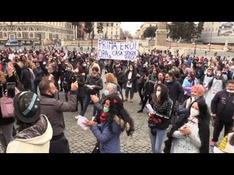 Slogan e cori, gli operatori sanitari in piazza a Roma contro l’obbligatorietà del vaccino