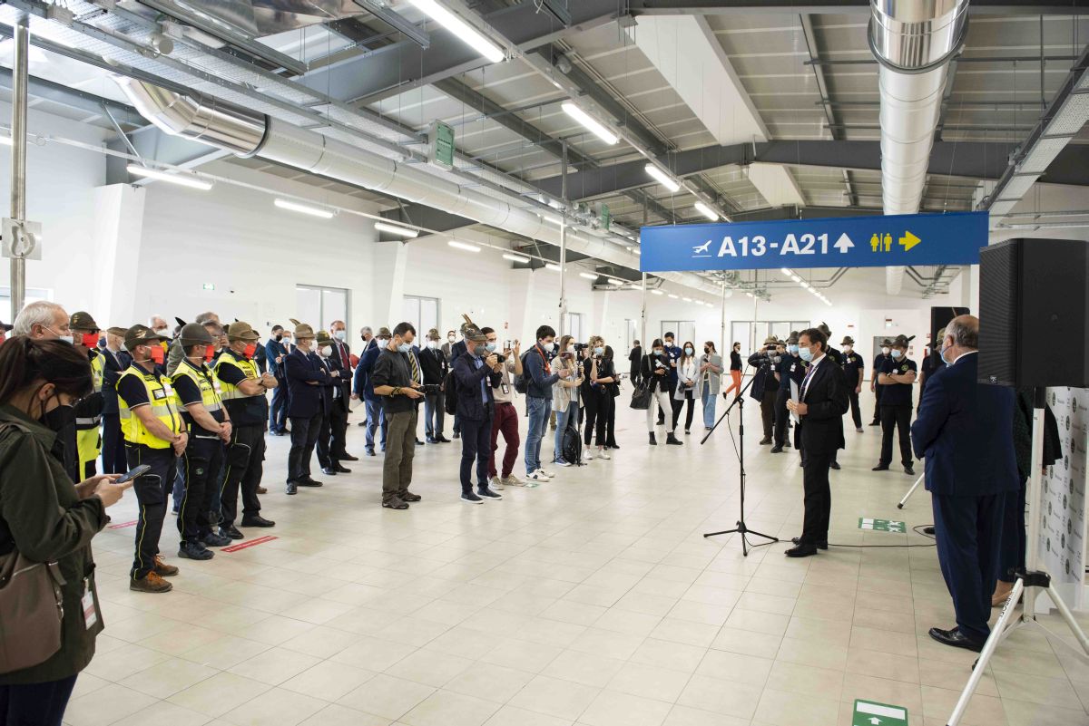 Un “pezzo” dell’Aeroporto di Linate donato agli Alpini di Brescia