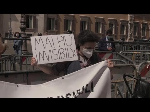 Gli «invisibili» in piazza Montecitorio: «Diritti, lavoro e dignità. Basta caporalato»