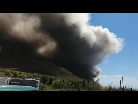 Stromboli, forte eruzione: il vulcano si risveglia. Colonna di fumo e colata lavica