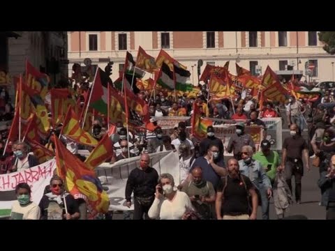 A Roma il corteo contro il Global Healt Summit: «Basta brevetti, vaccini per tutti»