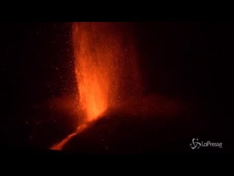 Nuova eruzione dell’Etna, le esplosioni sono spettacolari