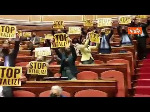 Senato, la protesta del M5s con i cartelli «stop vitalizi»