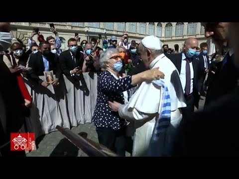 Papa Francesco bacia il tatuaggio di una sopravvissuta ad Auschwitz