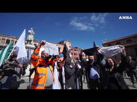 Porto di Venezia, la protesta degli operatori: “Siamo in mutande”