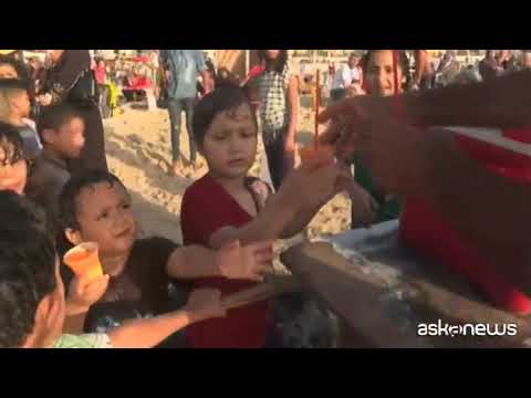 Bagnanti in spiaggia di Gaza a una settimana dal cessate il fuoco