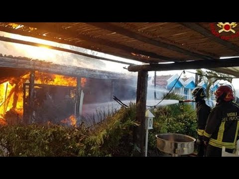 Forte dei Marmi, incendio devasta lo storico stabilimento balneare Gilda