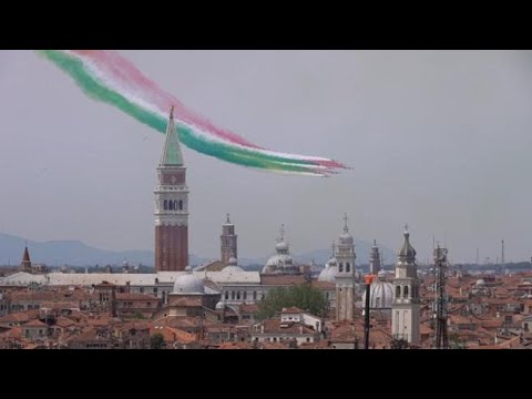 Il volo spettacolare delle Frecce Tricolori su Venezia