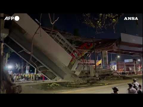 Messico, ponte crolla durante il passaggio della metro