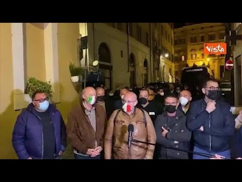 I ristoratori protestano a Montecitorio: «Ci hanno mentito, restrizioni inaccettabili»