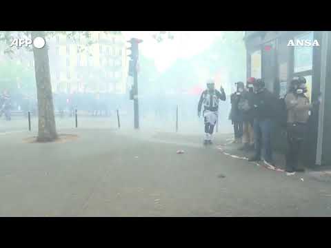 Primo Maggio, scontri tra manifestanti e polizia a Parigi