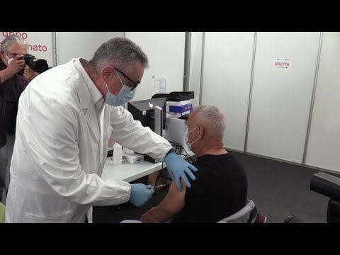 Covid, Pregliasco vaccina all’hub di Novegro: «Entro luglio la situazione sarà come in Israele»