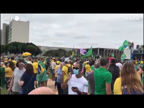 Brasile, i supporter di Bolsonaro sfilano nella capitale