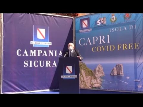 De Luca invita i turisti stranieri a Capri e li saluta in inglese. Poi canta «Malafemmena»