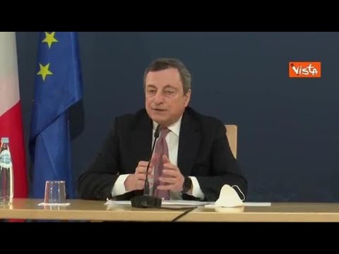 Il siparietto di Draghi e il pavone: «Ci accompagna da stamattina, sentiamo cosa dice»