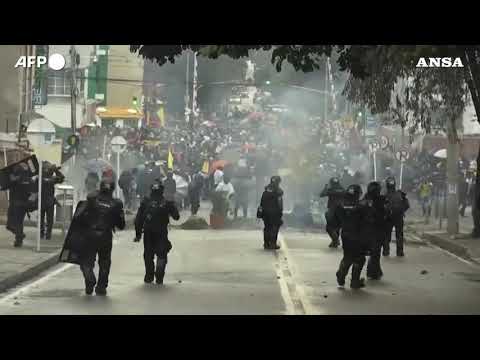 Colombia, guerriglia urbana a Bogota’: nuovi scontri tra manifestanti e polizia