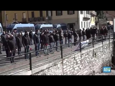 Dongo, saluti romani alla commemorazione fascista sul lago di Como. L’Anpi contesta