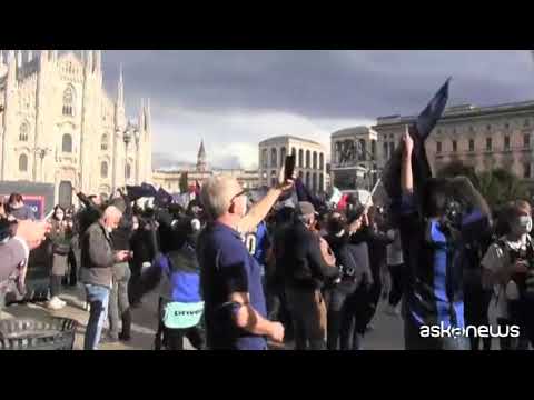 Scudetto all’Inter, a Milano migliaia di tifosi in piazza Duomo