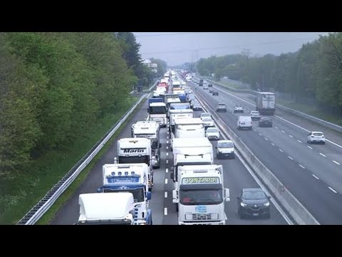 Milano, la protesta dei giostrai blocca le autostrade: «Lavoro o usura, è questo il rischio»