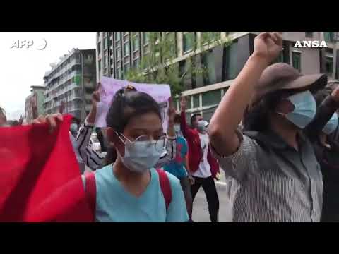 Birmania, flash-mob di protesta per le vie di Rangoon