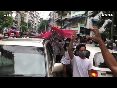 Myanmar, manidfestanti bruciano bandiere dell’Asean a poche ore dal processo contro Aung San Suu Kyi