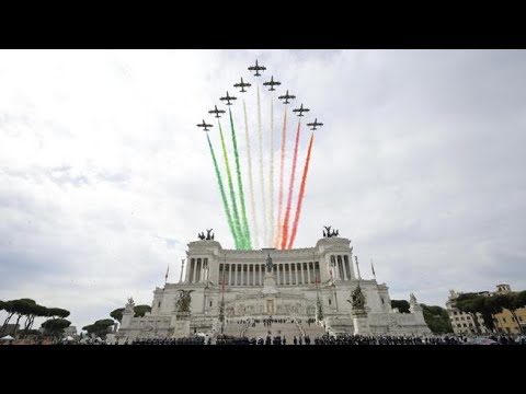 2 Giugno, il passaggio delle Frecce sull’Altare della Patria Tricolori visto dal Lungotevere