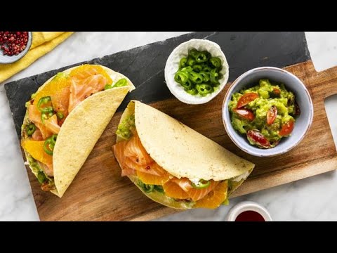 Le fajitas con salmone affumicato, guacamole e arancia