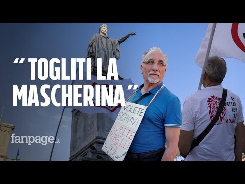 I no-vax di Napoli per la prima volta in piazza: “Togliti la mascherina o vai via”