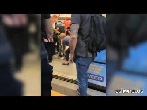 Non mette mascherina in metro: allontanata di peso dai vigilantes