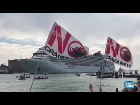 A Venezia tornano le Grandi navi e anche le proteste: «Fuori dalla Laguna»